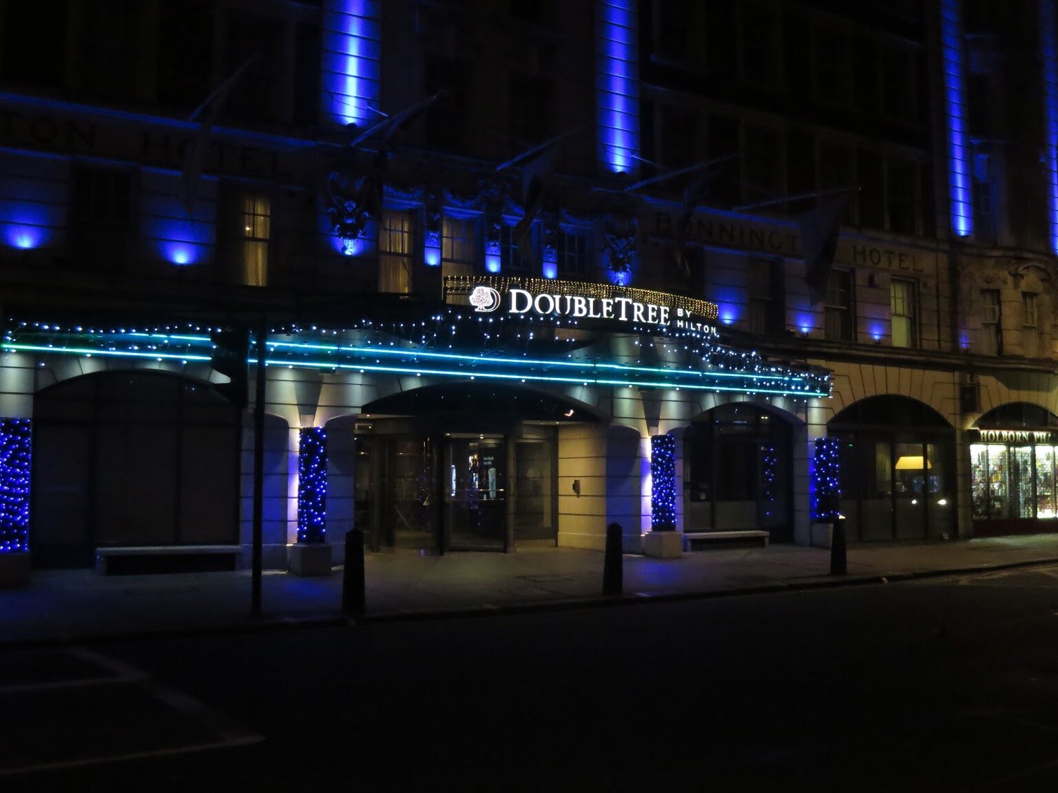 Отель Doubletree By Hilton London - West End Экстерьер фото